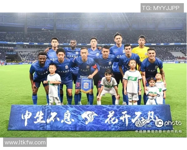 足球场外的爱恨情仇：揭秘明星球员绯闻背后的故事与真相