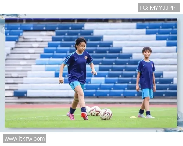 足球明星的女儿在绿茵场上的成长与梦想追逐之旅 足球明星的女儿在绿茵场上的成长与梦想追逐之旅
