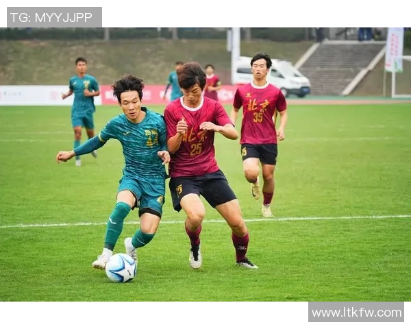 足球明星脱鞋送人感人瞬间引发热议网友纷纷点赞支持善举 足球明星脱鞋送人感人瞬间引发热议网友纷纷点赞支持善举